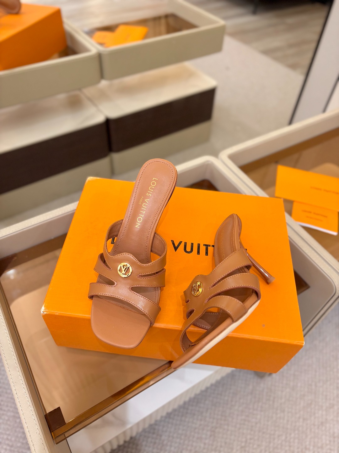 Louis Vuitton 官网早春系列！完美楦型、高跟半拖🆕、官网同步更新Lv五金 “logo”饰以点