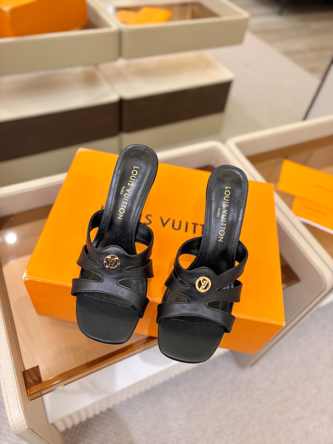 Louis Vuitton 官网早春系列！完美楦型、高跟半拖🆕、官网同步更新Lv五金 “logo”饰以点