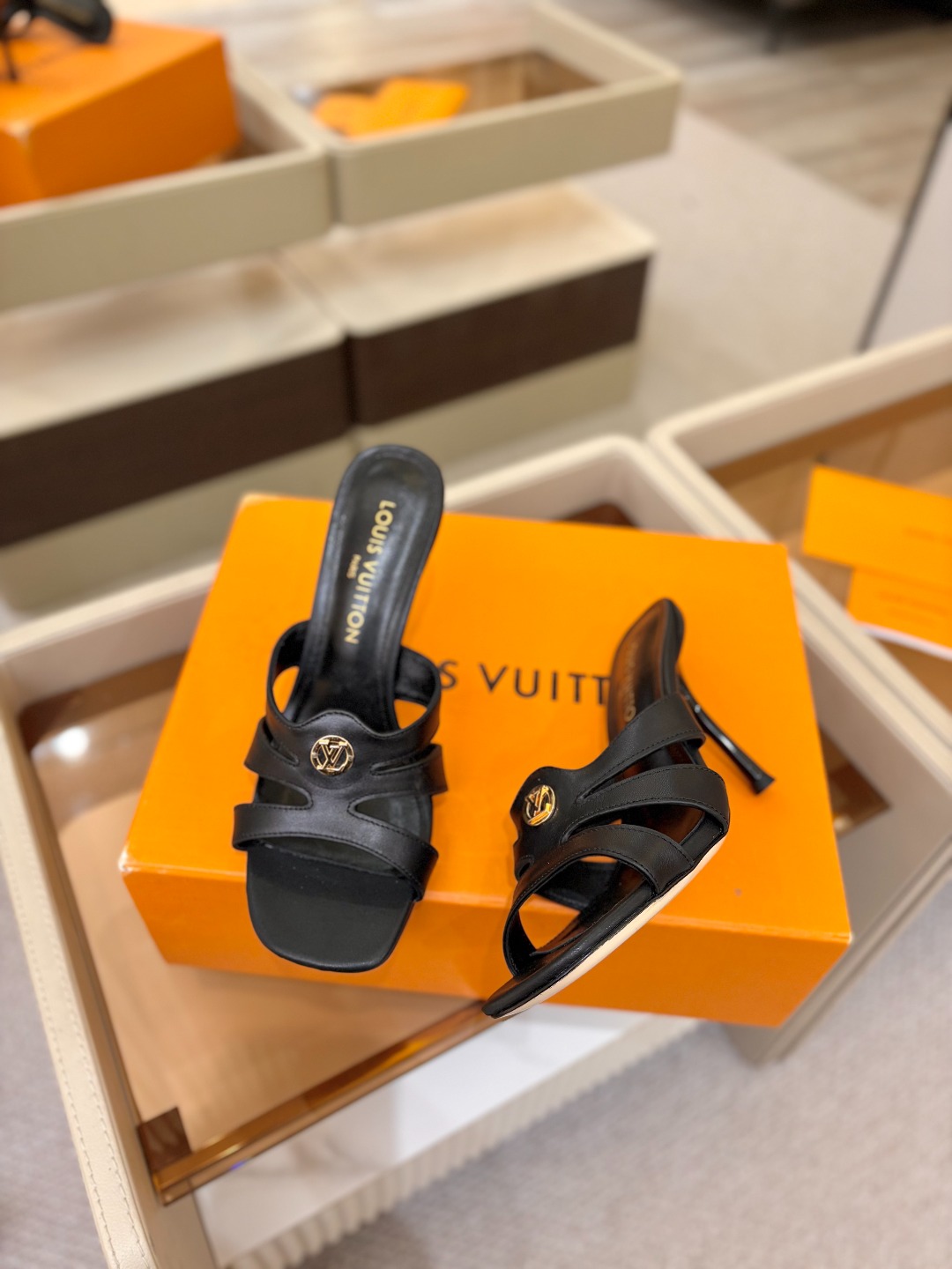 Louis Vuitton 官网早春系列！完美楦型、高跟半拖🆕、官网同步更新Lv五金 “logo”饰以点