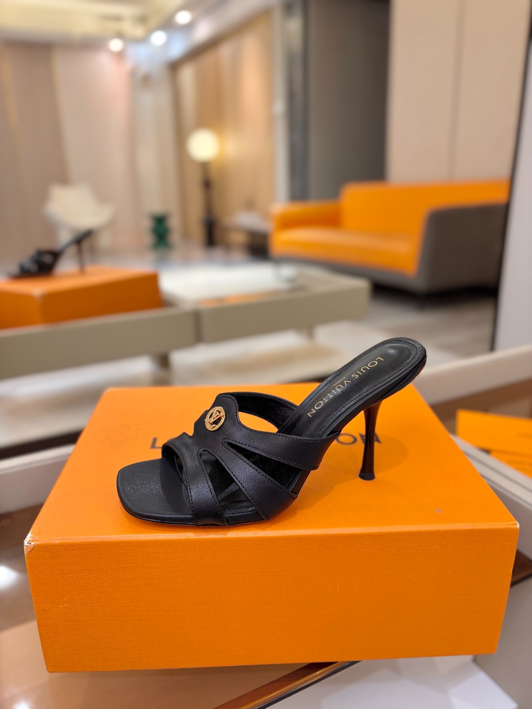 Louis Vuitton 官网早春系列！完美楦型、高跟半拖🆕、官网同步更新Lv五金 “logo”饰以点
