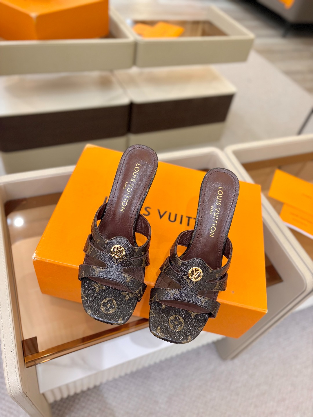 Louis Vuitton 官网早春系列！完美楦型、高跟半拖🆕、官网同步更新Lv五金 “logo”饰以点