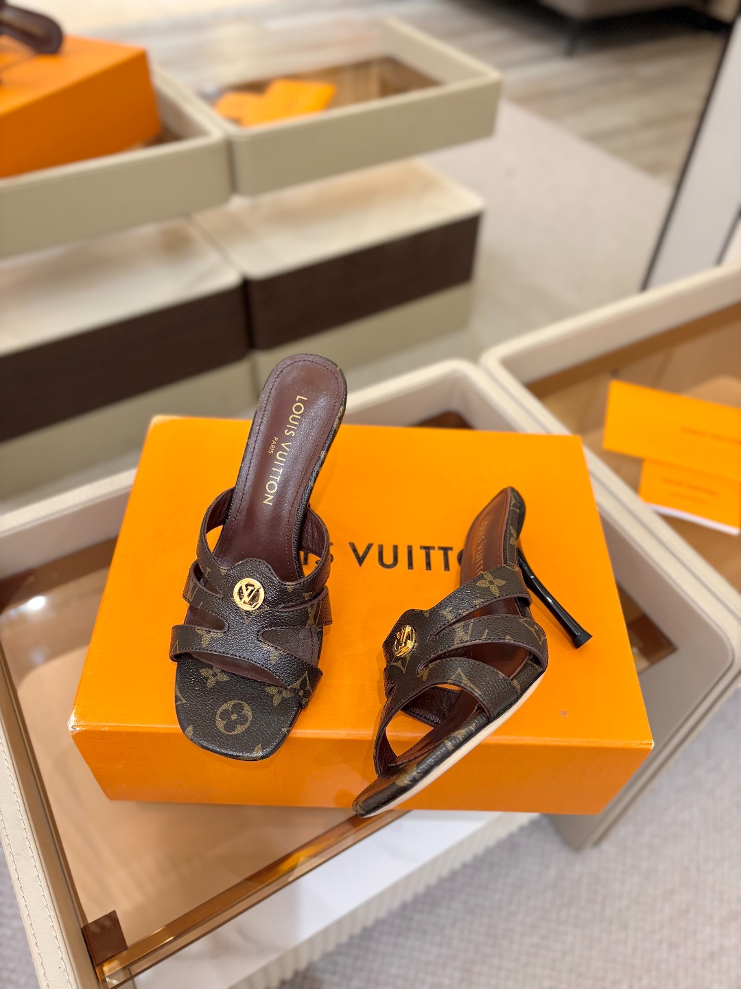 Louis Vuitton 官网早春系列！完美楦型、高跟半拖🆕、官网同步更新Lv五金 “logo”饰以点