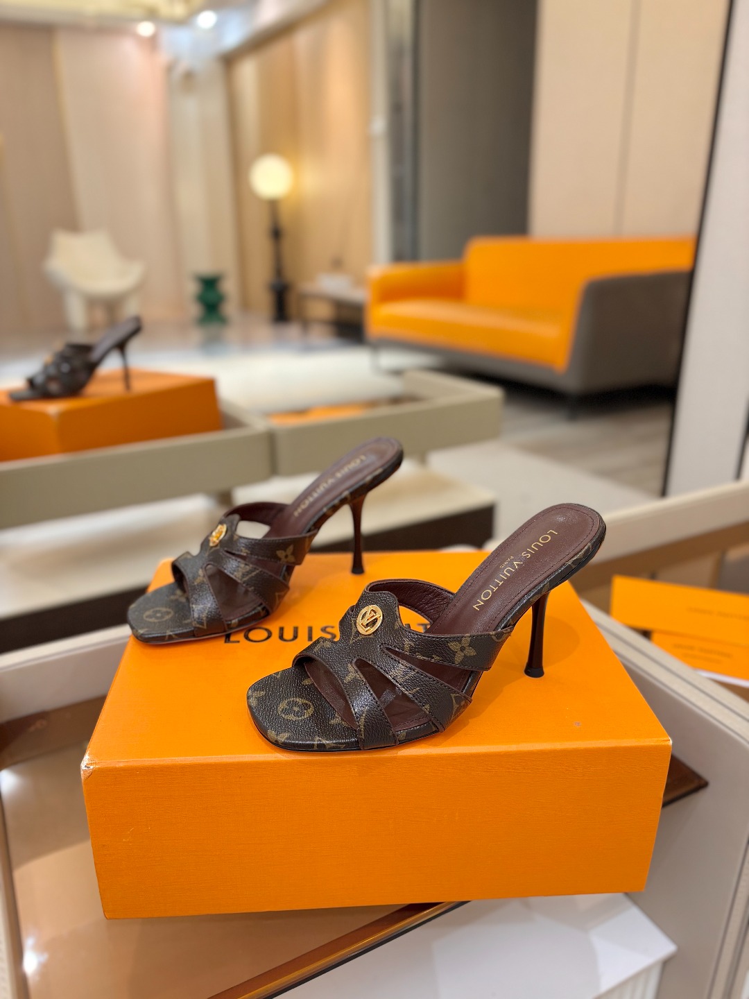 Louis Vuitton 官网早春系列！完美楦型、高跟半拖🆕、官网同步更新Lv五金 “logo”饰以点