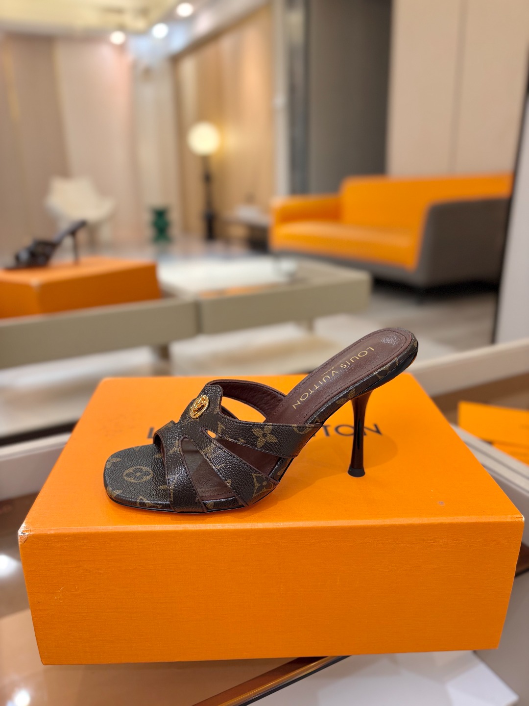 Louis Vuitton 官网早春系列！完美楦型、高跟半拖🆕、官网同步更新Lv五金 “logo”饰以点