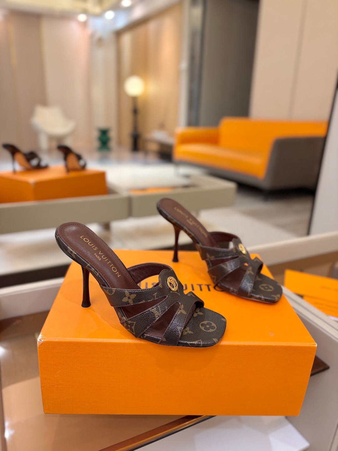 Louis Vuitton 官网早春系列！完美楦型、高跟半拖🆕、官网同步更新Lv五金 “logo”饰以点