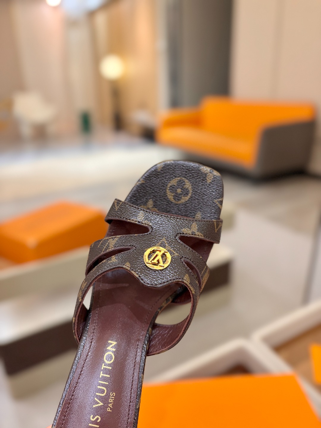 Louis Vuitton 官网早春系列！完美楦型、高跟半拖🆕、官网同步更新Lv五金 “logo”饰以点