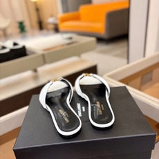 YSL「SAINT LAURENT*」 夏季新品 金属头优雅大气拖鞋——————————全新春夏系列 YSL「SAINT LAURENT*」 夏季新品 金属头优雅大气拖鞋——————————全新春夏系列