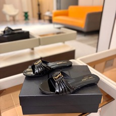 YSL「SAINT LAURENT*」 夏季新品 金属头优雅大气拖鞋——————————全新春夏系列 YSL「SAINT LAURENT*」 夏季新品 金属头优雅大气拖鞋——————————全新春夏系列
