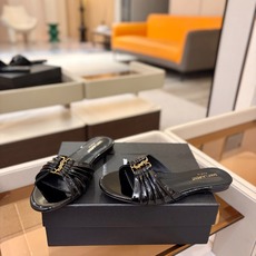 YSL「SAINT LAURENT*」 夏季新品 金属头优雅大气拖鞋——————————全新春夏系列 YSL「SAINT LAURENT*」 夏季新品 金属头优雅大气拖鞋——————————全新春夏系列