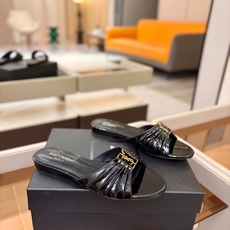 YSL「SAINT LAURENT*」 夏季新品 金属头优雅大气拖鞋——————————全新春夏系列 YSL「SAINT LAURENT*」 夏季新品 金属头优雅大气拖鞋——————————全新春夏系列