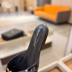 YSL「SAINT LAURENT*」 夏季新品 金属头优雅大气拖鞋——————————全新春夏系列 YSL「SAINT LAURENT*」 夏季新品 金属头优雅大气拖鞋——————————全新春夏系列
