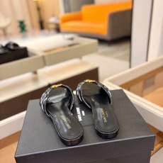 YSL「SAINT LAURENT*」 夏季新品 金属头优雅大气拖鞋——————————全新春夏系列 YSL「SAINT LAURENT*」 夏季新品 金属头优雅大气拖鞋——————————全新春夏系列
