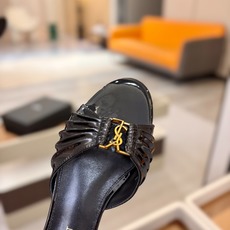YSL「SAINT LAURENT*」 夏季新品 金属头优雅大气拖鞋——————————全新春夏系列 YSL「SAINT LAURENT*」 夏季新品 金属头优雅大气拖鞋——————————全新春夏系列