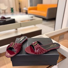 YSL「SAINT LAURENT*」 夏季新品 金属头优雅大气拖鞋——————————全新春夏系列 YSL「SAINT LAURENT*」 夏季新品 金属头优雅大气拖鞋——————————全新春夏系列