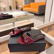 YSL「SAINT LAURENT*」 夏季新品 金属头优雅大气拖鞋——————————全新春夏系列 YSL「SAINT LAURENT*」 夏季新品 金属头优雅大气拖鞋——————————全新春夏系列