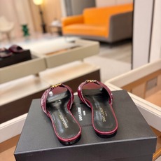 YSL「SAINT LAURENT*」 夏季新品 金属头优雅大气拖鞋——————————全新春夏系列 YSL「SAINT LAURENT*」 夏季新品 金属头优雅大气拖鞋——————————全新春夏系列