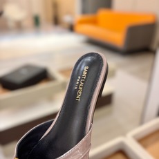 YSL「SAINT LAURENT*」 夏季新品 金属头优雅大气拖鞋——————————全新春夏系列 YSL「SAINT LAURENT*」 夏季新品 金属头优雅大气拖鞋——————————全新春夏系列