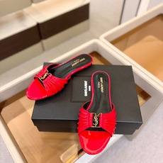 YSL「SAINT LAURENT*」 夏季新品 金属头优雅大气拖鞋——————————全新春夏系列 YSL「SAINT LAURENT*」 夏季新品 金属头优雅大气拖鞋——————————全新春夏系列