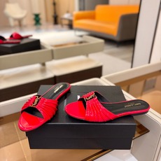 YSL「SAINT LAURENT*」 夏季新品 金属头优雅大气拖鞋——————————全新春夏系列 YSL「SAINT LAURENT*」 夏季新品 金属头优雅大气拖鞋——————————全新春夏系列