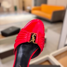 YSL「SAINT LAURENT*」 夏季新品 金属头优雅大气拖鞋——————————全新春夏系列 YSL「SAINT LAURENT*」 夏季新品 金属头优雅大气拖鞋——————————全新春夏系列