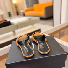 YSL「SAINT LAURENT*」 夏季新品 金属头优雅大气拖鞋——————————全新春夏系列 YSL「SAINT LAURENT*」 夏季新品 金属头优雅大气拖鞋——————————全新春夏系列