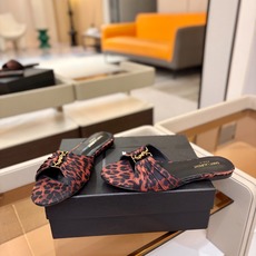 YSL「SAINT LAURENT*」 夏季新品 金属头优雅大气拖鞋——————————全新春夏系列 YSL「SAINT LAURENT*」 夏季新品 金属头优雅大气拖鞋——————————全新春夏系列