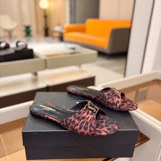YSL「SAINT LAURENT*」 夏季新品 金属头优雅大气拖鞋——————————全新春夏系列 YSL「SAINT LAURENT*」 夏季新品 金属头优雅大气拖鞋——————————全新春夏系列