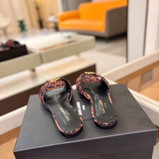 YSL「SAINT LAURENT*」 夏季新品 金属头优雅大气拖鞋——————————全新春夏系列 YSL「SAINT LAURENT*」 夏季新品 金属头优雅大气拖鞋——————————全新春夏系列