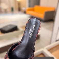 YSL「SAINT LAURENT*」 夏季新品 金属头优雅大气拖鞋——————————全新春夏系列 YSL「SAINT LAURENT*」 夏季新品 金属头优雅大气拖鞋——————————全新春夏系列
