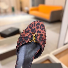 YSL「SAINT LAURENT*」 夏季新品 金属头优雅大气拖鞋——————————全新春夏系列 YSL「SAINT LAURENT*」 夏季新品 金属头优雅大气拖鞋——————————全新春夏系列