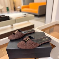 YSL「SAINT LAURENT*」 夏季新品 金属头优雅大气拖鞋——————————全新春夏系列 YSL「SAINT LAURENT*」 夏季新品 金属头优雅大气拖鞋——————————全新春夏系列