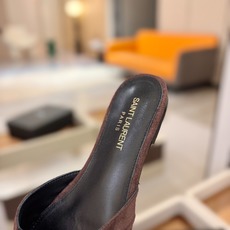 YSL「SAINT LAURENT*」 夏季新品 金属头优雅大气拖鞋——————————全新春夏系列 YSL「SAINT LAURENT*」 夏季新品 金属头优雅大气拖鞋——————————全新春夏系列