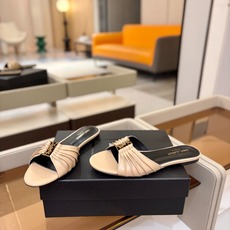 YSL「SAINT LAURENT*」 夏季新品 金属头优雅大气拖鞋——————————全新春夏系列 YSL「SAINT LAURENT*」 夏季新品 金属头优雅大气拖鞋——————————全新春夏系列