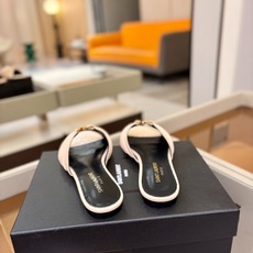 YSL「SAINT LAURENT*」 夏季新品 金属头优雅大气拖鞋——————————全新春夏系列 YSL「SAINT LAURENT*」 夏季新品 金属头优雅大气拖鞋——————————全新春夏系列