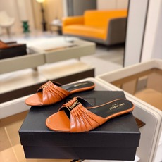 YSL「SAINT LAURENT*」 夏季新品 金属头优雅大气拖鞋——————————全新春夏系列 YSL「SAINT LAURENT*」 夏季新品 金属头优雅大气拖鞋——————————全新春夏系列
