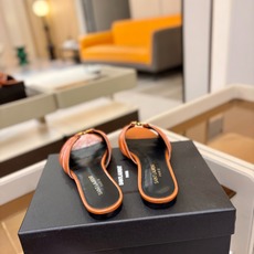 YSL「SAINT LAURENT*」 夏季新品 金属头优雅大气拖鞋——————————全新春夏系列 YSL「SAINT LAURENT*」 夏季新品 金属头优雅大气拖鞋——————————全新春夏系列