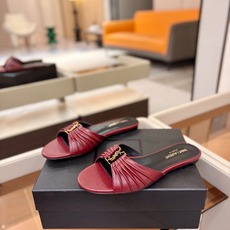 YSL「SAINT LAURENT*」 夏季新品 金属头优雅大气拖鞋——————————全新春夏系列 YSL「SAINT LAURENT*」 夏季新品 金属头优雅大气拖鞋——————————全新春夏系列