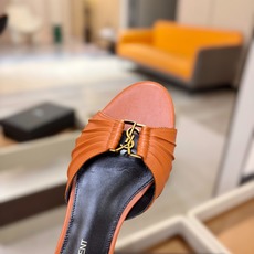 YSL「SAINT LAURENT*」 夏季新品 金属头优雅大气拖鞋——————————全新春夏系列 YSL「SAINT LAURENT*」 夏季新品 金属头优雅大气拖鞋——————————全新春夏系列