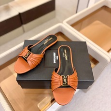 YSL「SAINT LAURENT*」 夏季新品 金属头优雅大气拖鞋——————————全新春夏系列 YSL「SAINT LAURENT*」 夏季新品 金属头优雅大气拖鞋——————————全新春夏系列