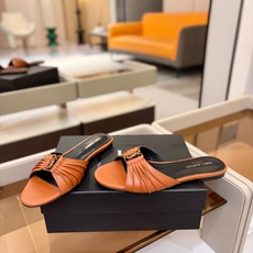 YSL「SAINT LAURENT*」 夏季新品 金属头优雅大气拖鞋——————————全新春夏系列 YSL「SAINT LAURENT*」 夏季新品 金属头优雅大气拖鞋——————————全新春夏系列