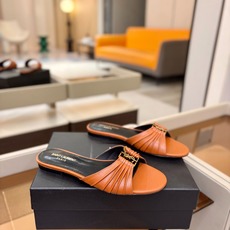 YSL「SAINT LAURENT*」 夏季新品 金属头优雅大气拖鞋——————————全新春夏系列 YSL「SAINT LAURENT*」 夏季新品 金属头优雅大气拖鞋——————————全新春夏系列
