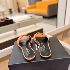 YSL「SAINT LAURENT*」 夏季新品 金属头优雅大气拖鞋——————————全新春夏系列 YSL「SAINT LAURENT*」 夏季新品 金属头优雅大气拖鞋——————————全新春夏系列