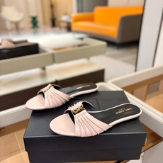 YSL「SAINT LAURENT*」 夏季新品 金属头优雅大气拖鞋——————————全新春夏系列 YSL「SAINT LAURENT*」 夏季新品 金属头优雅大气拖鞋——————————全新春夏系列