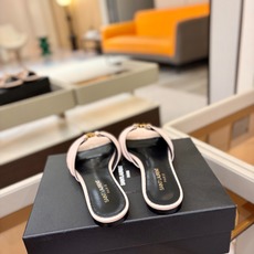 YSL「SAINT LAURENT*」 夏季新品 金属头优雅大气拖鞋——————————全新春夏系列 YSL「SAINT LAURENT*」 夏季新品 金属头优雅大气拖鞋——————————全新春夏系列