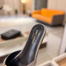 YSL「SAINT LAURENT*」 夏季新品 金属头优雅大气拖鞋——————————全新春夏系列 YSL「SAINT LAURENT*」 夏季新品 金属头优雅大气拖鞋——————————全新春夏系列