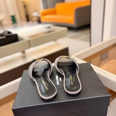 YSL「SAINT LAURENT*」 夏季新品 金属头优雅大气拖鞋——————————全新春夏系列 YSL「SAINT LAURENT*」 夏季新品 金属头优雅大气拖鞋——————————全新春夏系列