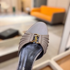 YSL「SAINT LAURENT*」 夏季新品 金属头优雅大气拖鞋——————————全新春夏系列 YSL「SAINT LAURENT*」 夏季新品 金属头优雅大气拖鞋——————————全新春夏系列