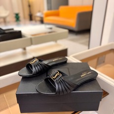 YSL「SAINT LAURENT*」 夏季新品 金属头优雅大气拖鞋——————————全新春夏系列 YSL「SAINT LAURENT*」 夏季新品 金属头优雅大气拖鞋——————————全新春夏系列