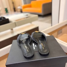 YSL「SAINT LAURENT*」 夏季新品 金属头优雅大气拖鞋——————————全新春夏系列 YSL「SAINT LAURENT*」 夏季新品 金属头优雅大气拖鞋——————————全新春夏系列