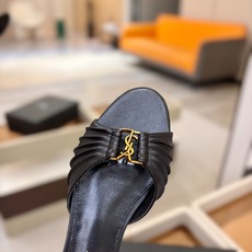 YSL「SAINT LAURENT*」 夏季新品 金属头优雅大气拖鞋——————————全新春夏系列 YSL「SAINT LAURENT*」 夏季新品 金属头优雅大气拖鞋——————————全新春夏系列